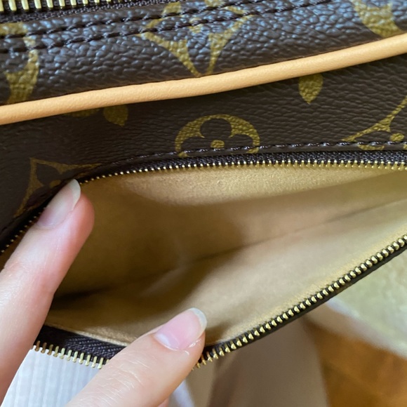 Louis Vuitton loop handbag 2022 - Picture 10 of 16